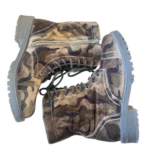 Madden girl Camo boots with a vintage look,  a brown and green colour scheme. - Picture 2 of 3